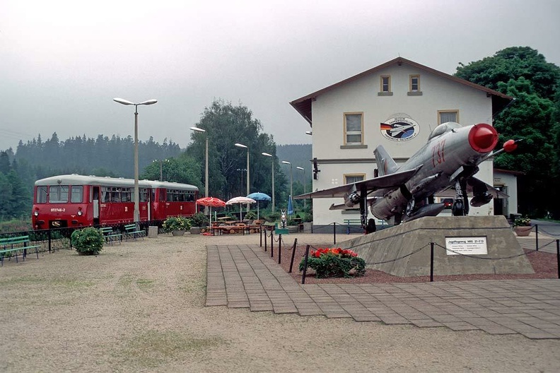 In Rautenkranz. Das dortige Empfangsgebäude beherbergte bis 2007 die Deutsche Raumfahrtausstellung , im Vordergrund ist eine MiG21 zu sehen, p001210.jpg